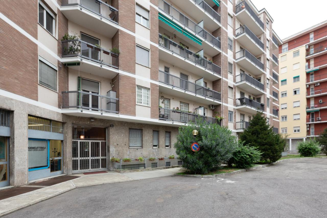 Apartment With Balcony -Bisceglie Red Line Subway ميلان المظهر الخارجي الصورة