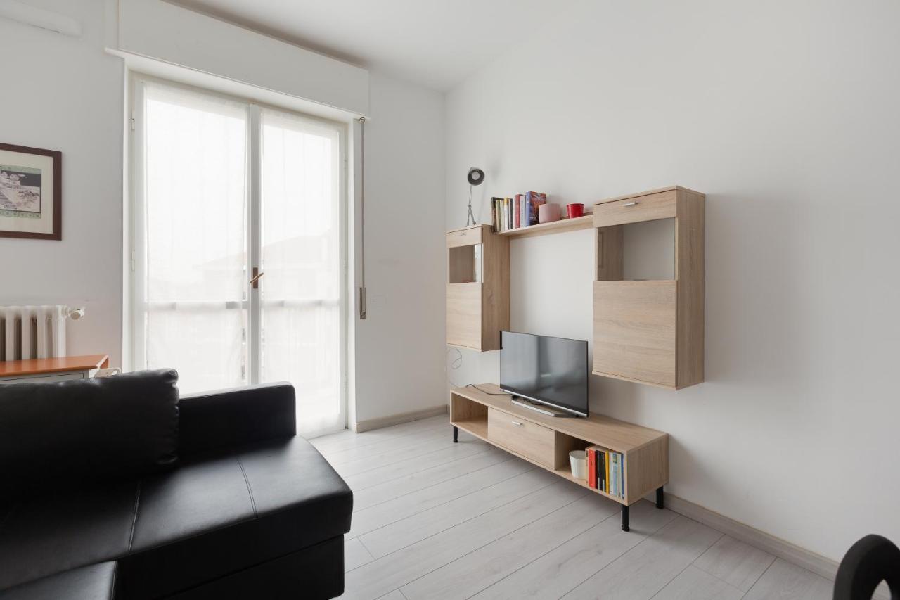 Apartment With Balcony -Bisceglie Red Line Subway ميلان المظهر الخارجي الصورة